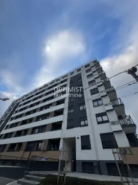 Pogled na spoljašnjost moderne višespratne stambene zgrade sa balkonima. - image 13