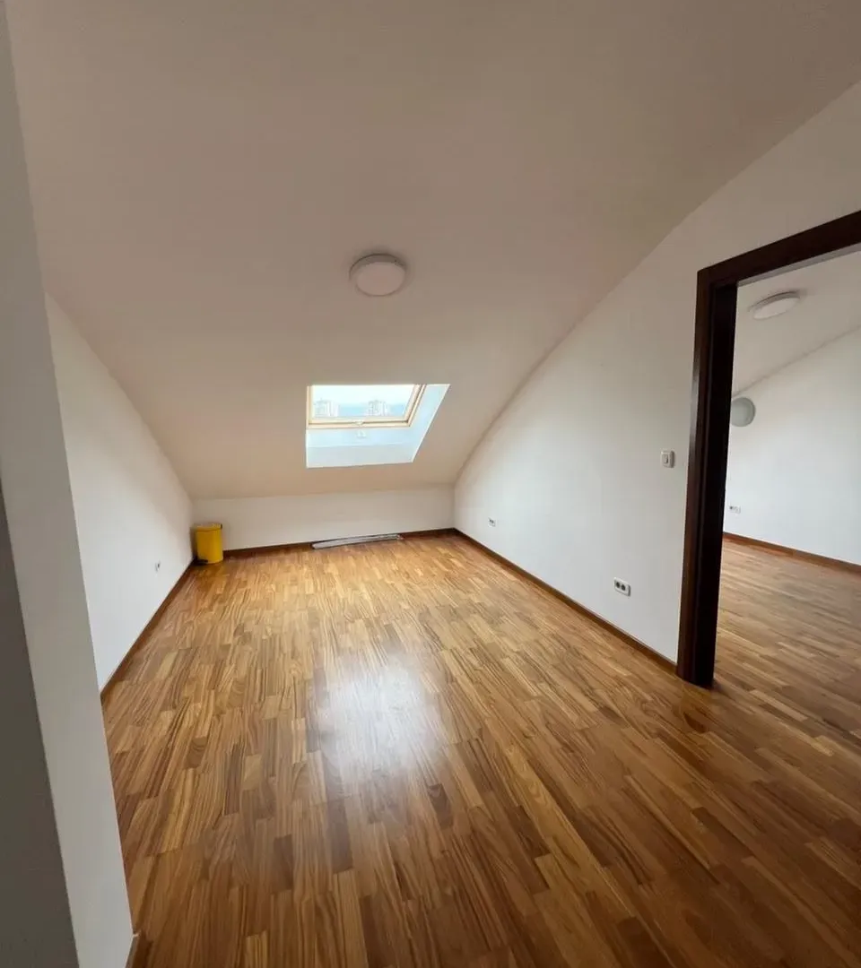 Izdavanje, četvorosoban stan, 200m², Preko Morače, Podgorica