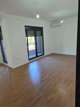 Prazna soba sa parketom i izlazom na terasu. - image 9