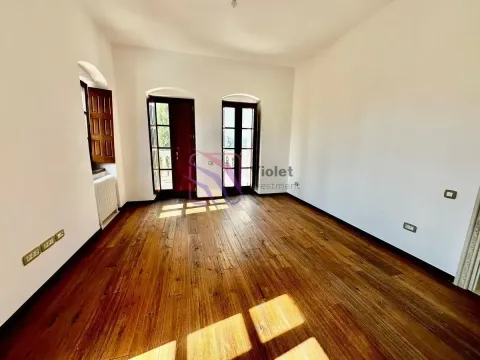 Prazna soba sa drvenim podom i dvokrilnim vratima. - image 14