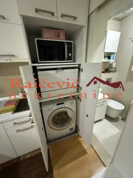 Kupatilo sa ugradnim ormarićem u kom su smešteni veš mašina, mašina za pranje sudova i mikrotalasna. - image 10