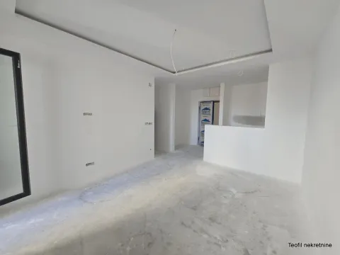 Prazna prostorija u beloj boji u fazi renoviranja sa spuštenim plafonom. - image 3