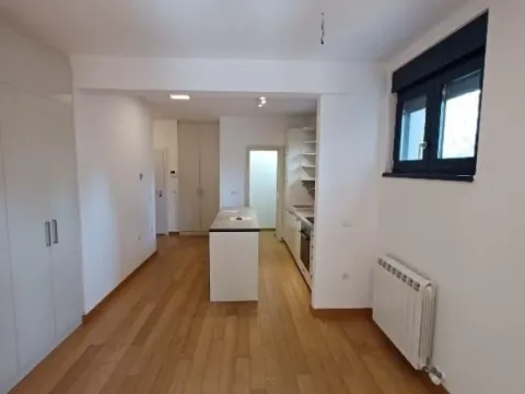 Izdavanje, poslovni prostor, 84m², Kalenić Pijaca, Vračar Sve Podlokacije - image 4