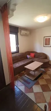 Dnevna soba sa ugaonom garniturom, klub stočićem i keramičkim pločicama na podu. - image 2