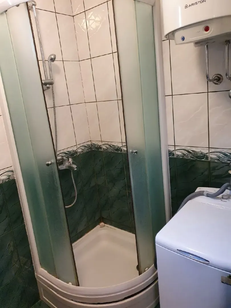 Kupatilo sa tuš kabinom i bojlerom.