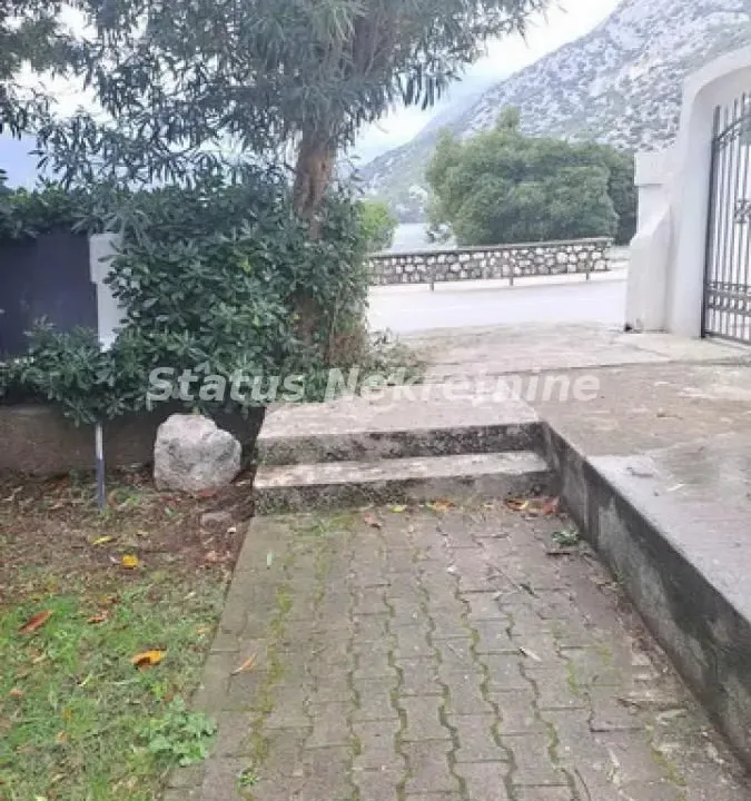 Prodaja, dvosoban stan, 45m², Risan, Kotor