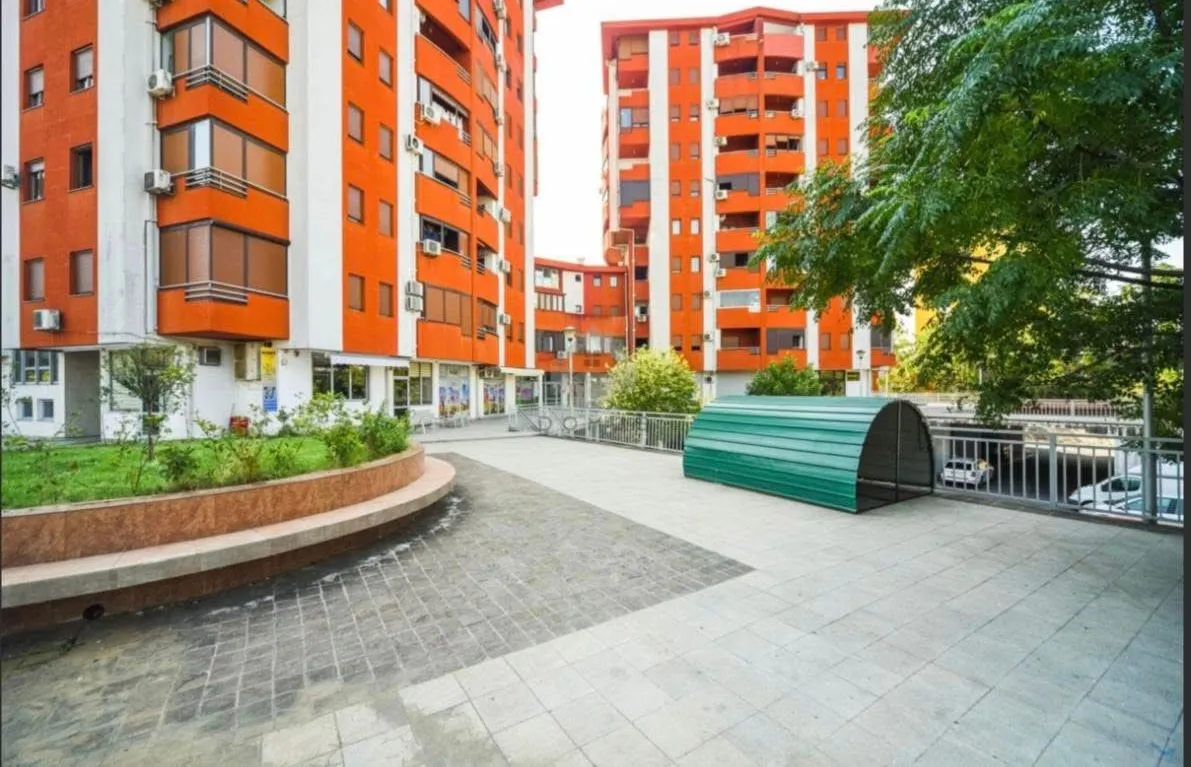 View of the courtyard and the facade of the residential building.