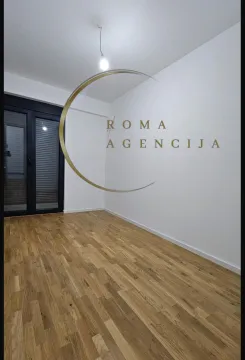 Prazna soba sa drvenim podom i bijelim zidovima. - image 2