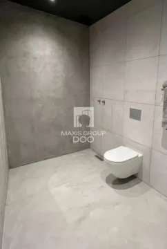 Moderno opremljeno kupatilo sa sivim pločicama i konzolnom wc šoljom. - image 7