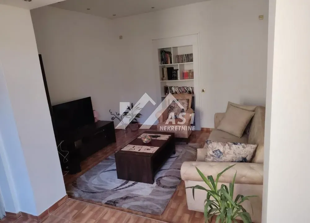 Izdavanje, četvorosoban stan, 94m², Stari grad, Novi Sad