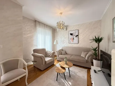 Dnevna soba sa garniturom, stočićem i TV-om. - image 6