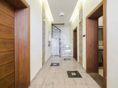 Izdavanje, kuća, 252m², Autokomanda, Voždovac Sve Podlokacije - image 3