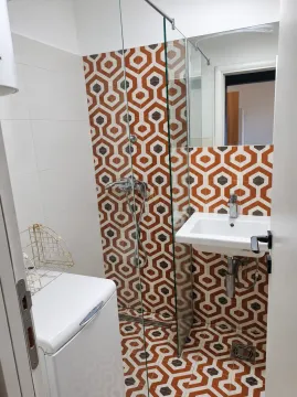Kupatilo sa tuš kabinom, umivaonikom i veš mašinom. - image 7