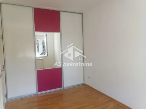Spavaća soba sa velikim ugradnim garderoberom sa kliznim vratima i ogledalom. - image 17