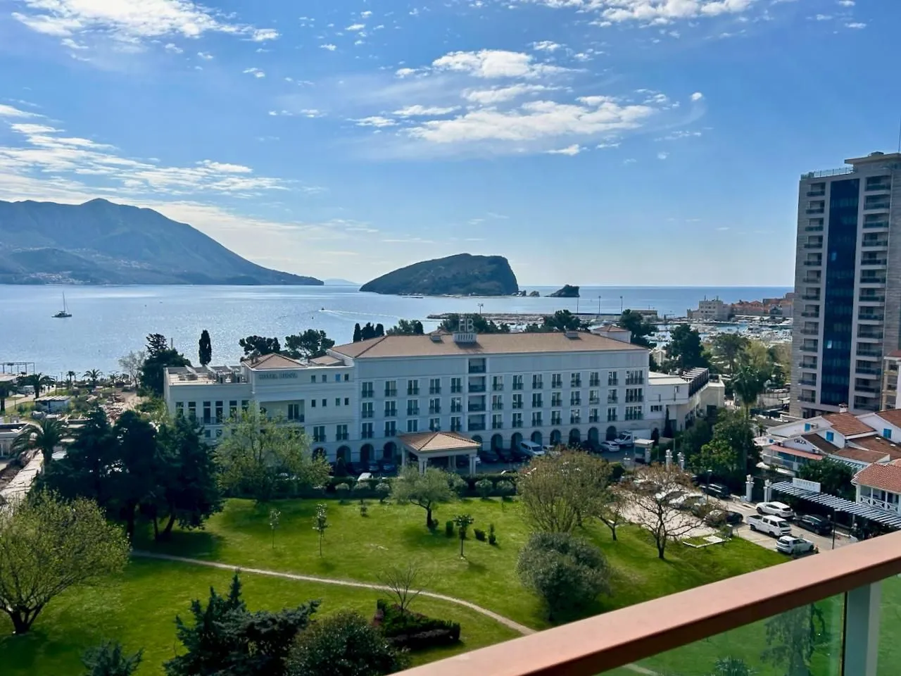 Izdavanje, dvosoban stan, 140m², Centar, Budva