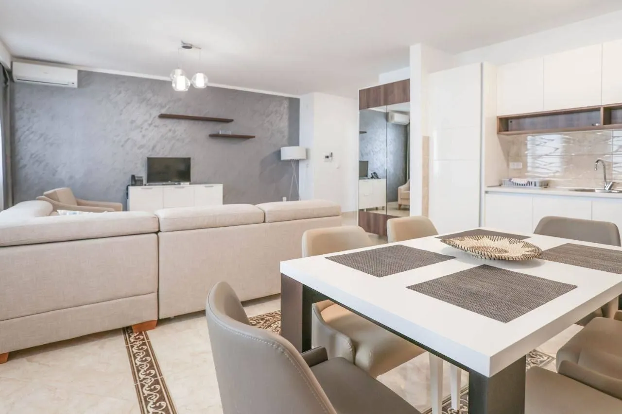 Stan-na-dan, jednosoban stan, 90m², Bečići, Budva