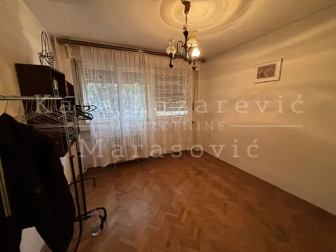 Prazna soba sa parketom na podu i prozorom sa zavesama. - image 9