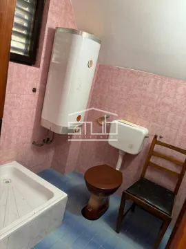 Manje kupatilo sa roze pločicama, tuš kabinom i bojlerom. - image 11