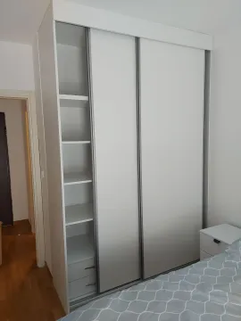 Bijeli ugradni plakar sa kliznim vratima u spavaćoj sobi. - image 6