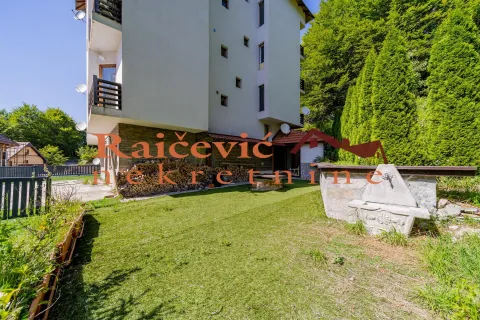 Dvorište sa travnjakom i pogledom na fasadu zgrade. - image 5