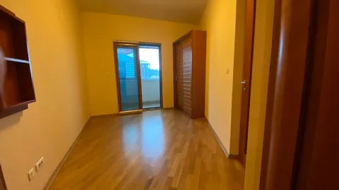 Prazna soba sa laminatom, drvenim garderoberom i izlazom na terasu. - image 6