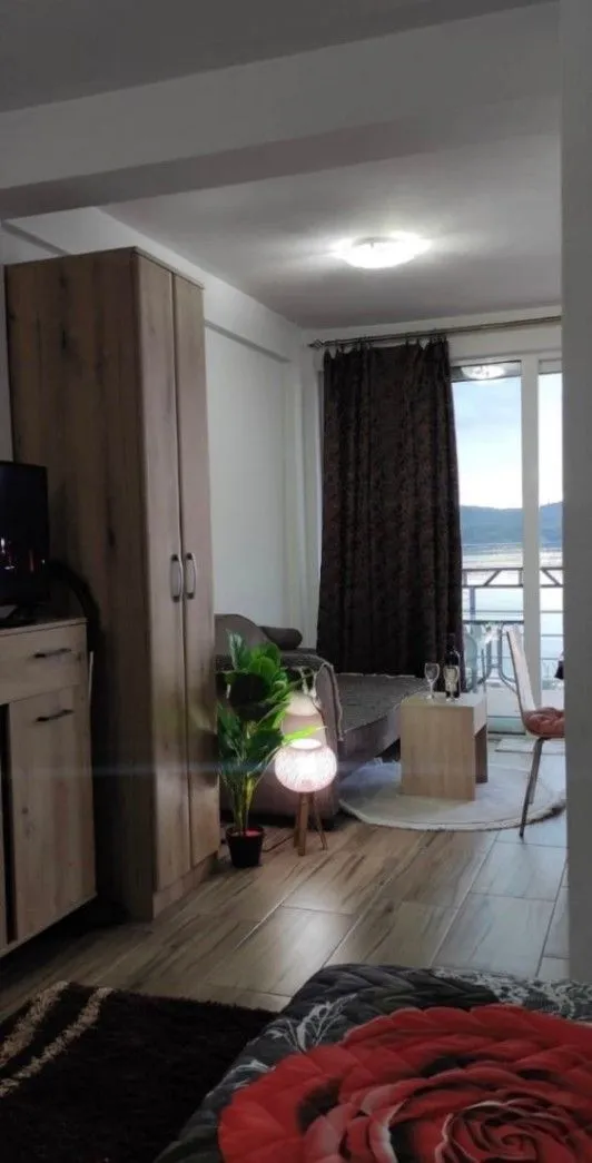 Izdavanje, garsonjera, 40m², Tivat, Crna Gora