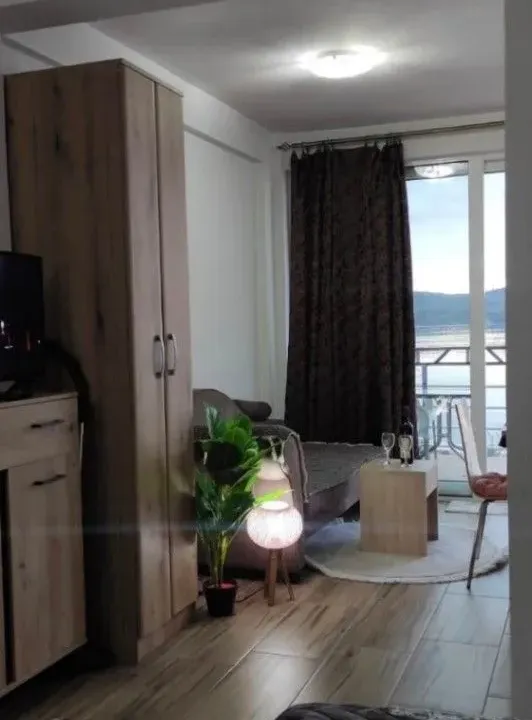 Izdavanje, garsonjera, 40m², Tivat, Crna Gora