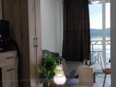Izdavanje, garsonjera, 40m², Tivat, Crna Gora
