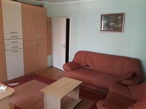 Dnevna soba sa garniturom za sedenje, velikim ormanom i stočićem. - image 9