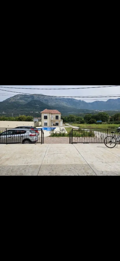 Pogled sa terase na dvorište sa kućom i bazenom.