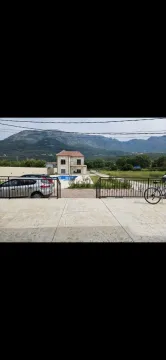 Pogled sa terase na dvorište sa kućom i bazenom. - image 9