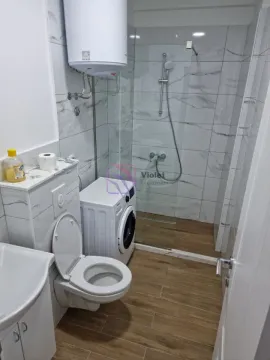 Kupatilo sa tuš kabinom, WC šoljom, umivaonikom i veš mašinom. - image 6
