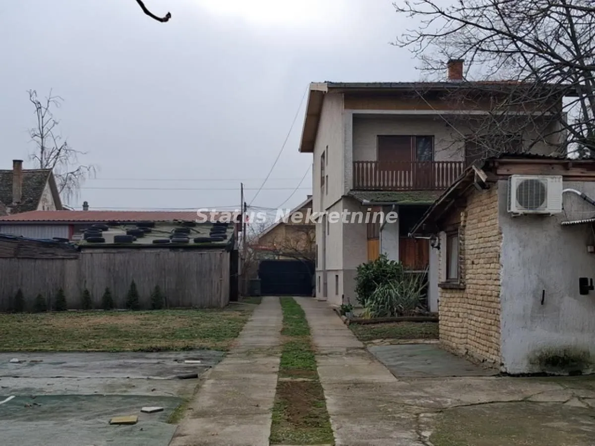 Pogled na dvorište i spoljašnjost kuće.