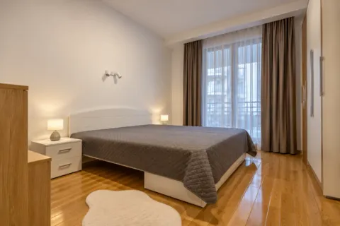 Prostrana spavaća soba sa bračnim krevetom, noćnim stočićima i ormarom. - image 5