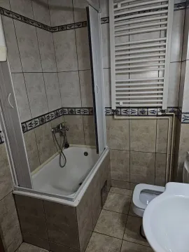Jednostavno kupatilo sa kadom i keramičkim pločicama. - image 6