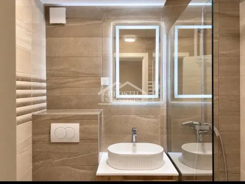 Moderno opremljeno kupatilo sa umivaonikom i tuš kabinom. - image 6