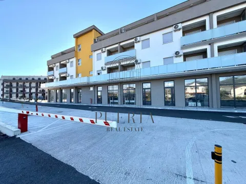 Spoljašnji izgled stambeno-poslovne zgrade sa parkingom i rampom. - image 15