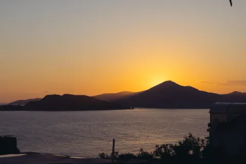 Pogled na more i brda tokom zalaska sunca sa nekretnine. - image 9