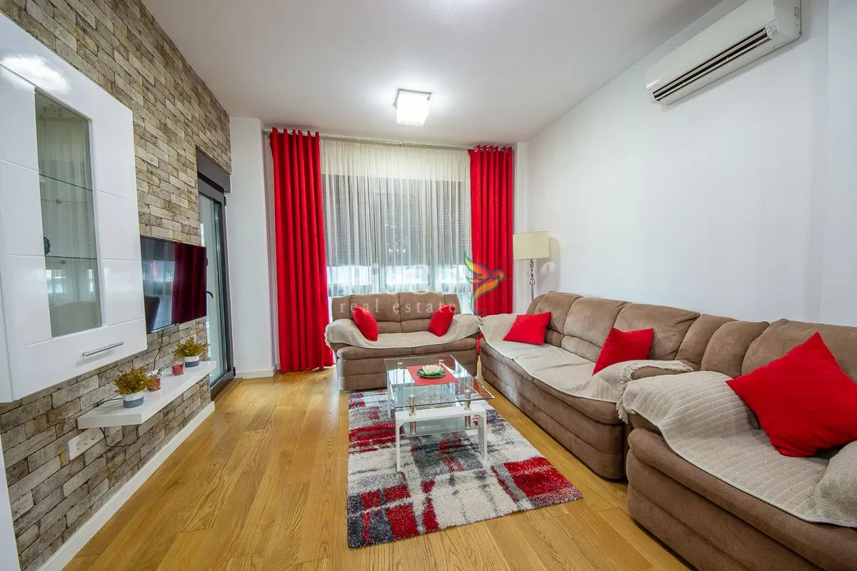 Izdavanje, dvosoban stan, 78m², Centar, Podgorica