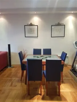 Trpezarijski sto sa šest plavih stolica u svijetloj prostoriji. - image 2
