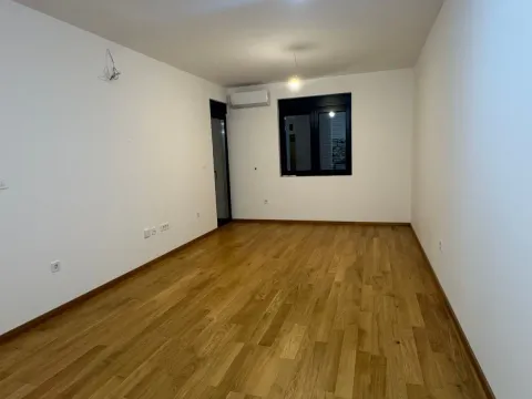 Izdavanje, jednosoban stan, 45m², City Kvart, Podgorica - image 1