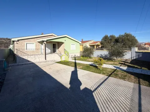 Izdavanje, trosoban stan, 165m², Farmaci, Podgorica - image 17