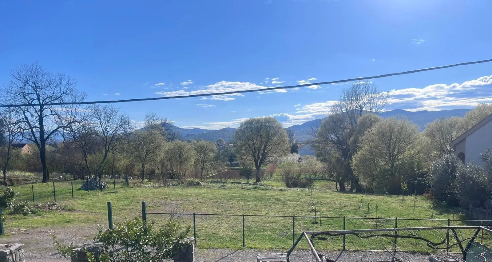 Pogled na zeleno dvorište i okolnu prirodu sa imanja.