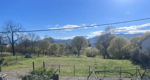 Pogled na zeleno dvorište i okolnu prirodu sa imanja. - image 2