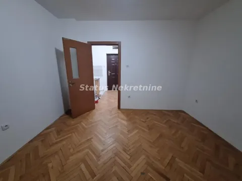 Prazna soba sa drvenim parketom i otvorenim vratima. - image 7