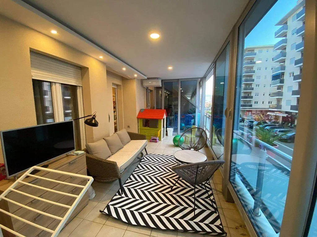 Izdavanje, dvosoban stan, 94m², City Kvart, Podgorica