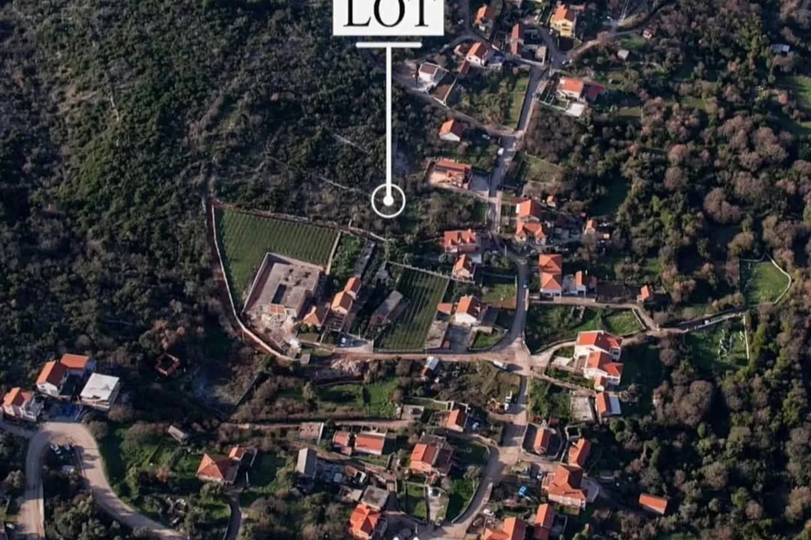 Pogled iz vazduha na lokaciju zemljišta sa označenom pozicijom.