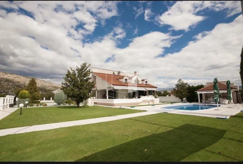 Rent, house, 680m², Tološi, Podgorica