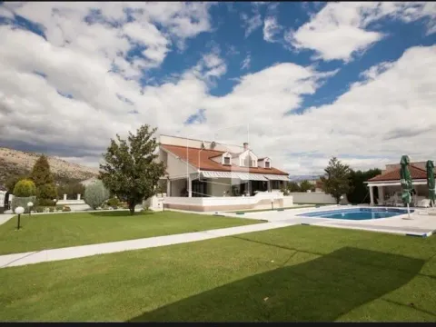 Izdavanje, kuća, 680m², Tološi, Podgorica - image 15