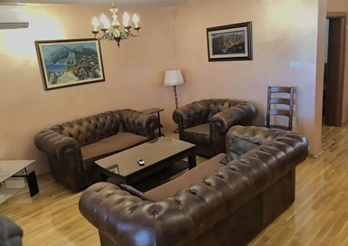 Izdavanje, kuća, 200m², Stari Aerodrom, Podgorica